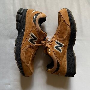 New Balance 2002 Men's Tan and Black Sneakers